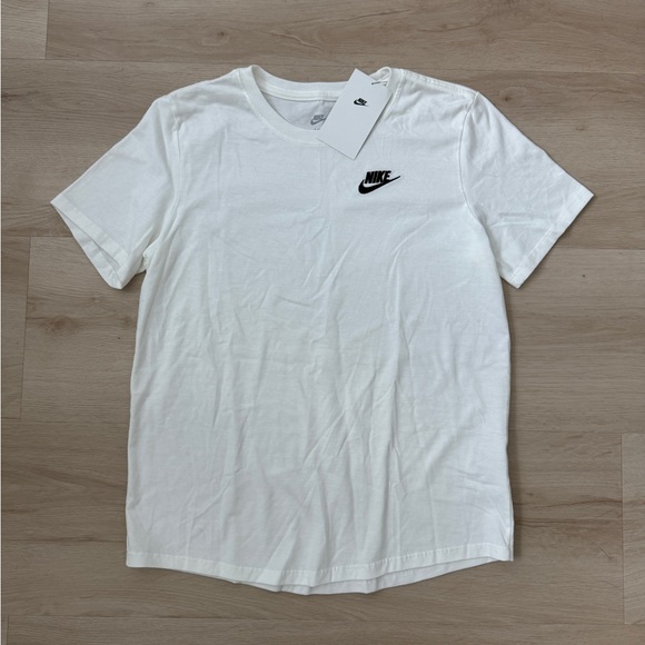 Nike Women's White T-Shirt NWT XS - Picture 2 of 5